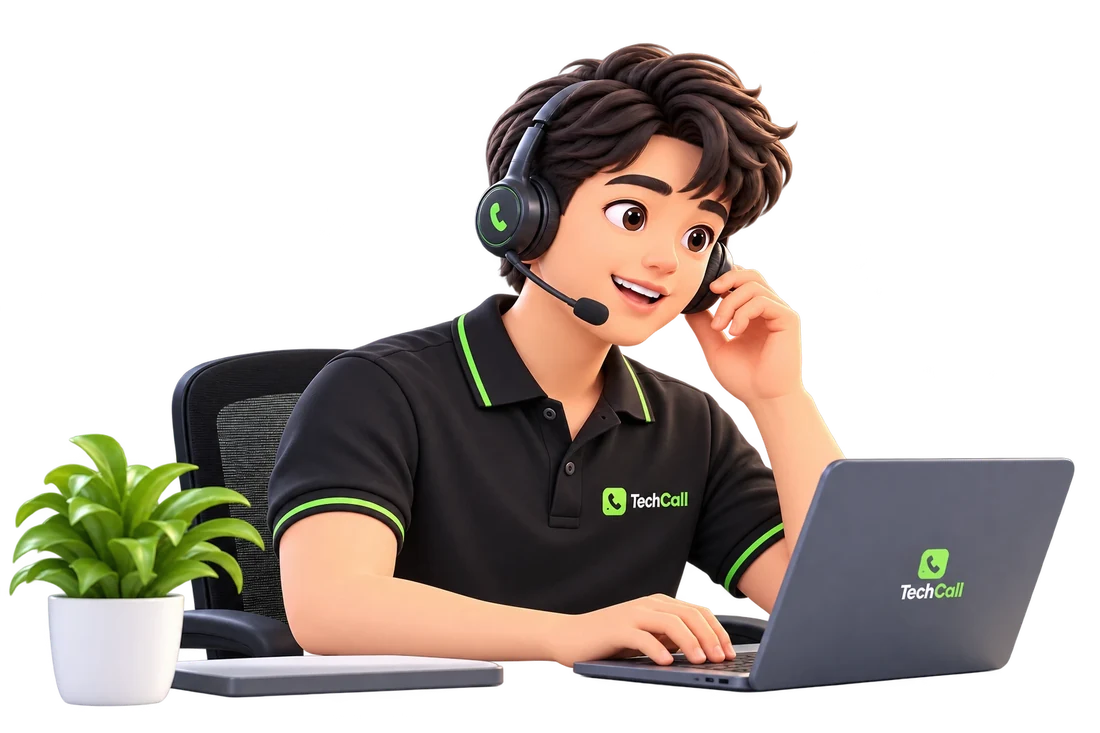 Chuyên viên TechCall đeo tai nghe đang hỗ trợ khách hàng
